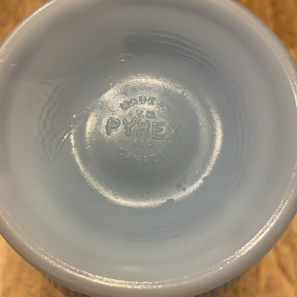 Vintage 2 piece Pyrex Delphite pitcher and sugar dish set - Picture 7 of 16